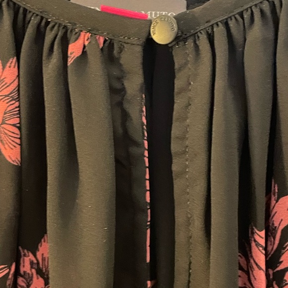 NWT Vince Camuto floral pattern, sleeveless top with button keyhole; Size L - Picture 5 of 11